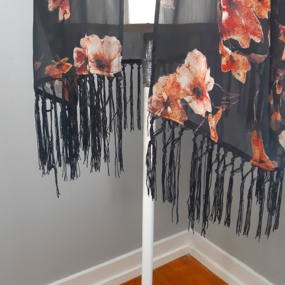 Dynamite semi sheer fringed open front kimono floral shawl Med to Large - Picture 6 of 8